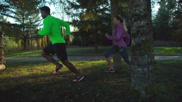 Toma de cámara lenta de personas corriendo al aire libre, filmada en phantom flex 4k video