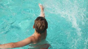 niño chapoteando en la piscina, rodado en phantom flex 4k video