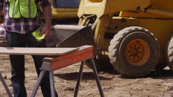 trabajador de la construcción mirando planes video