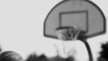 basketbalspeler schiet en scoort video
