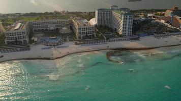Vista aérea de hoteles y playa en Cancún, México video