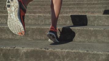 Tiro de cámara lenta de primer plano de mujer corriendo, rodada en phantom flex 4k video