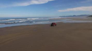 ripresa aerea del fuoristrada 4x4 che guida sulla spiaggia video