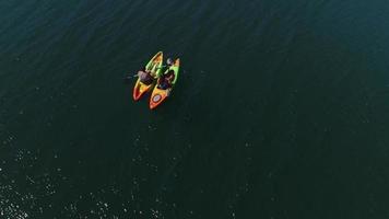 ripresa aerea del drone di coppia in kayak sul lago video