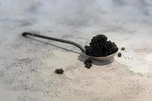 caviar negro sobre un fondo claro. concepto de comida sana. foto