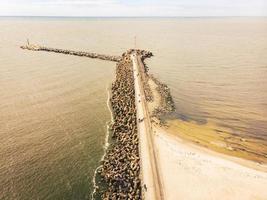 Malecón báltico barricada de la costa en la costa de Lituania foto