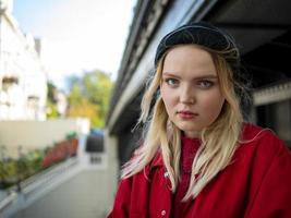 Retrato de una joven atractiva en un gorro de punto foto