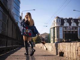 Chica adolescente con cabello suelto en pleno crecimiento en un puente de la ciudad foto