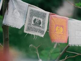 banderas de oración con mantra al aire libre. banderas tibetanas de lungta foto