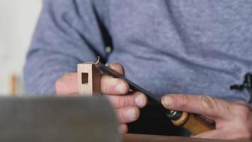 carpinteiro remove o chanfro de um pedaço de madeira