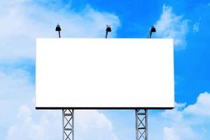 Maqueta de cartelera en blanco con pantalla blanca contra las nubes foto