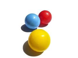 tres colores primarios en tres bolas