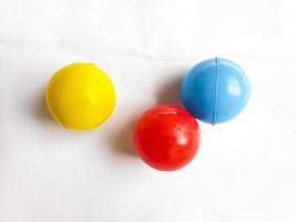 Three primary colors on three balls