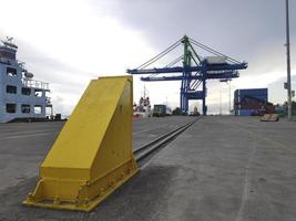 el tope de vía de una grúa de muelle gigante foto