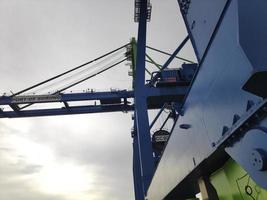 Una grúa de muelle gigante en la plataforma del puerto. foto