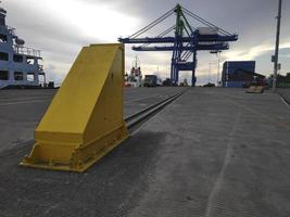 Una grúa de muelle gigante en la plataforma del puerto. foto