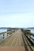 muelle vacío en el océano foto