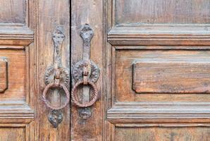 Puerta de la casa marrón de madera vieja foto