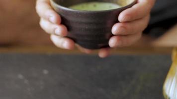 close-up van het maken van matcha-thee video