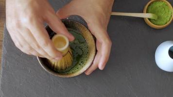 close-up van het maken van matcha-thee video