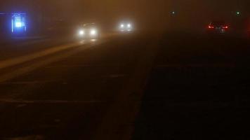 neblige Straße nachts mit Autolichtern video