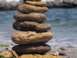 Las piedras planas de mar están colocadas una sobre otra. foto