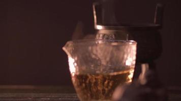 ceremonia del té chino en la oscuridad video