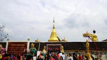 ein zeitraffer von wat phra that doi kham in chiang mai, thailand video