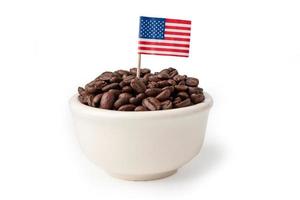 Grano de café en taza con la bandera de Estados Unidos. foto