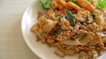 Stir Fried Rice Noodles with Minced Chicken with Basil video