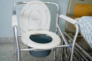 silla con orinal o inodoro móvil que se puede mover en el dormitorio