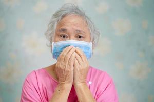 Paciente mujer mayor asiática con máscara para proteger el coronavirus. foto