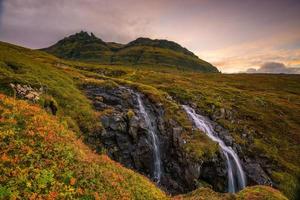 paisaje de montaña y cascada en islandia foto