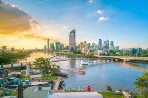 El horizonte de la ciudad de Brisbane y el río Brisbane en el crepúsculo foto