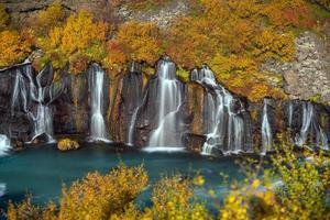 cascada de hraunfossar en islandia. otoño