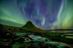 paisaje de islandia en la noche con aurora foto