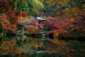 famoso templo daigoji con hojas de color rojo otoñal en kyoto foto