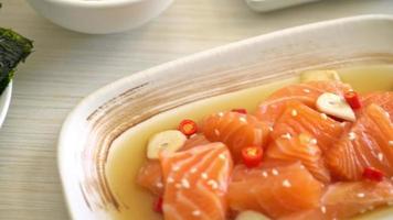 salmone fresco crudo marinato shoyu