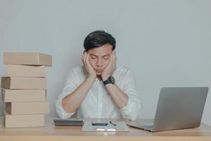 hombre vendiendo en línea en casa ideas de pequeñas empresas foto