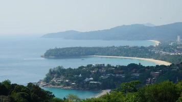 spiaggia tropicale time-lapse a phuket, thailandia al punto di vista di karon video