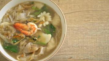 Noodles with Seafood in Gravy Sauce video