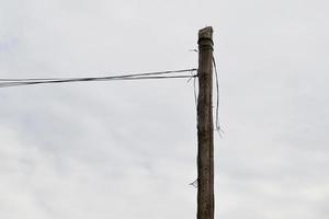 Poste eléctrico de potencia con cable de línea sobre fondo de color cerrar foto