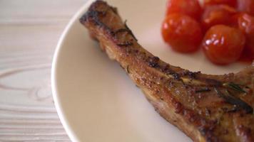 steak de côtelette de porc grillé video