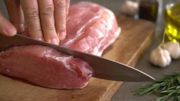 Cortar carne de cerdo fresca en tablero de madera. video