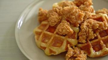 waffle de frango frito com xarope de bordo video