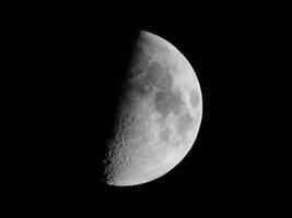 primer cuarto de luna visto con telescopio foto