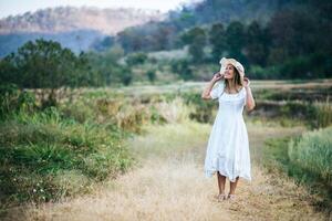 mujer en el sombrero felicidad en la naturaleza foto