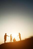 niños jugando en el atardecer de verano tiempo feliz foto