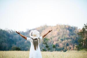 mujer en el sombrero felicidad en la naturaleza foto