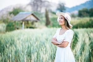 mujer en el sombrero felicidad en la naturaleza foto